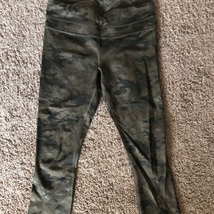 BARELY WORN (4-6x ?) lulu lemon crop pant